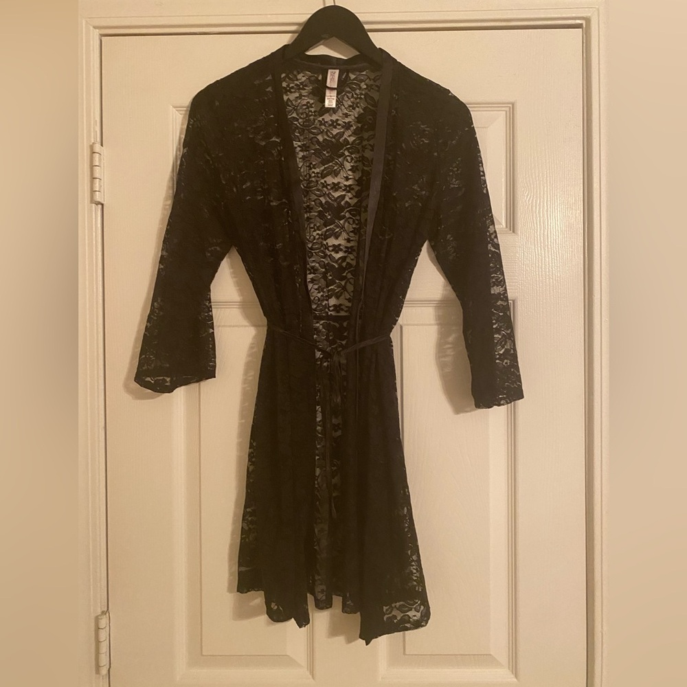 Gillian & OMalley  Women’s Black Lace Robe with Tie. Long Sleeve. Small/Medium.